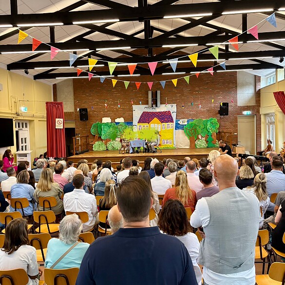 Hier ist ein Bild von der Einschulungsfeier zu sehen.