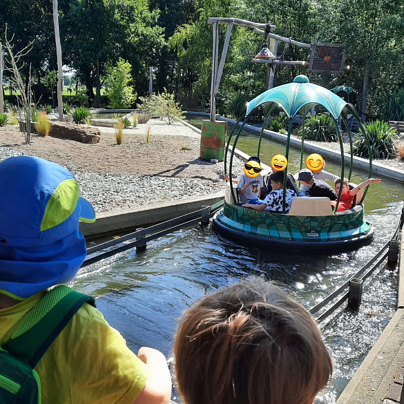 Hier sind Schüler zu sehen, die in einem Boot fahren.