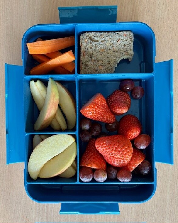 Hier ist eine geöffnete Brotdose mit gesundem Frühstück zu sehen.