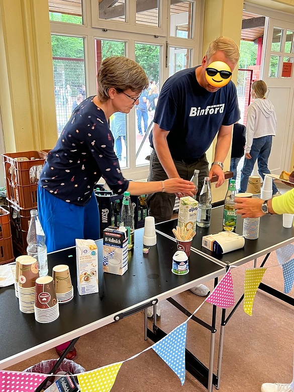 Auf diesem Bild sieht man Eltern, die das Einschulungscafé vorbereiten.