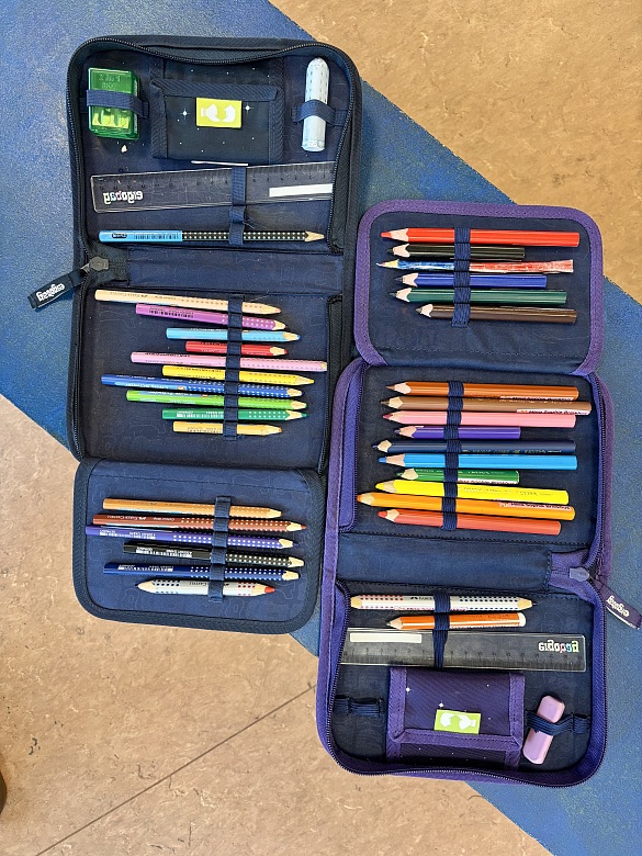 Hier sind Federtaschen zu sehen.