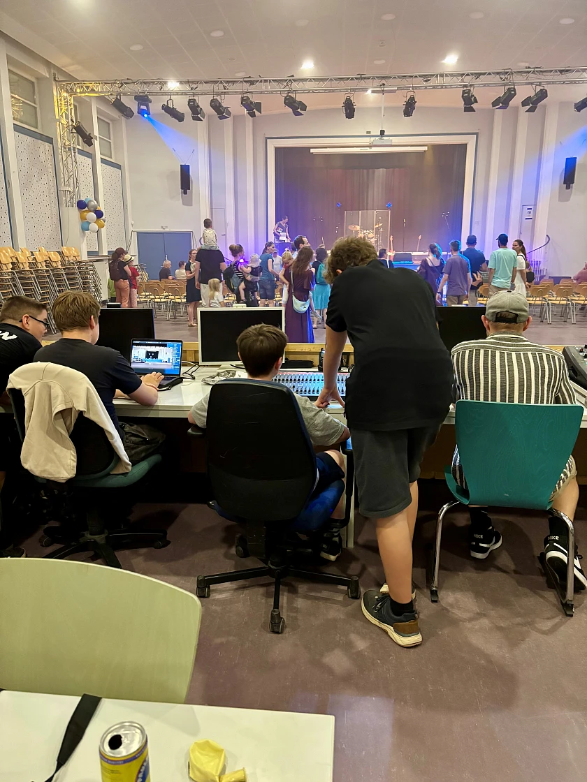 Hier ist die Einschulungsfeier zu sehen.