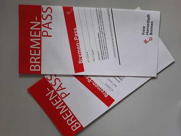 Hier ist ein Foto der Infobroschüre für den Bremer Pass zu sehen.