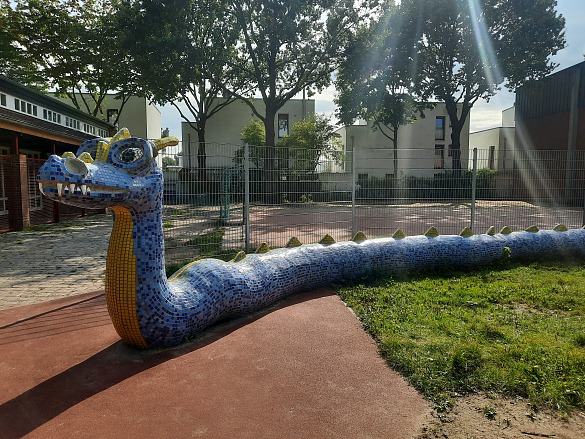 Hier ist ein Bild des Drachen zu sehen, der auf dem Schulhof steht.
