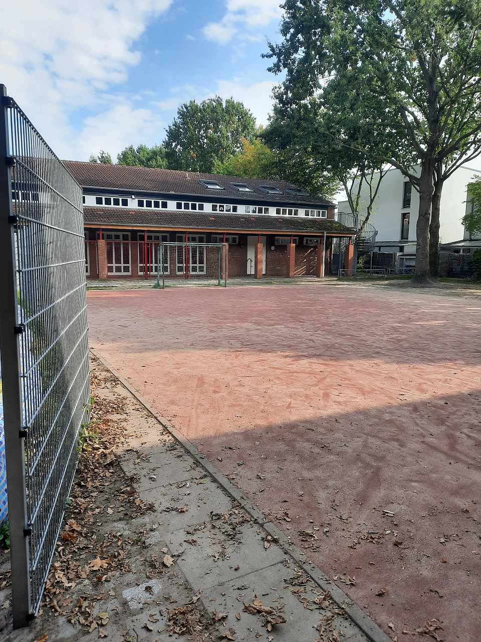 Hier ist ein Bild des Fu&szlig;ballplatzes zu sehen.