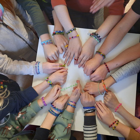 Auf diesem Bild sind viele Hände zu sehen, die einen Kreis bilden.