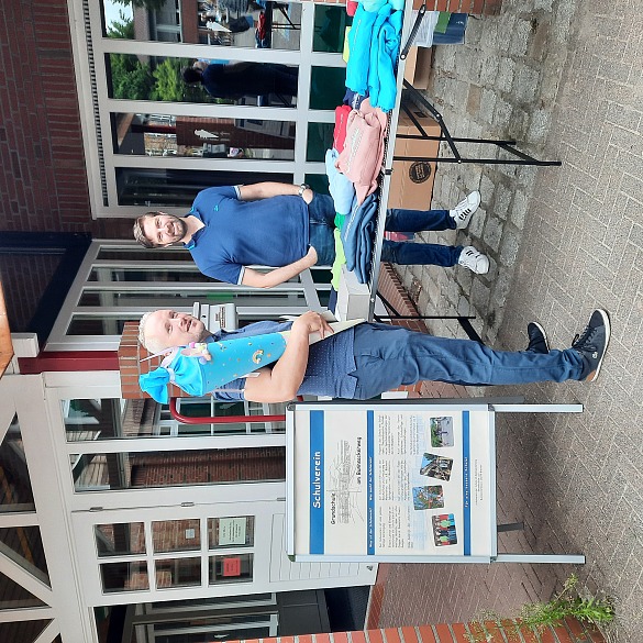 Hier sind Eltern zu sehen, die sich am Stand des Schulvereins über die Schule informieren.