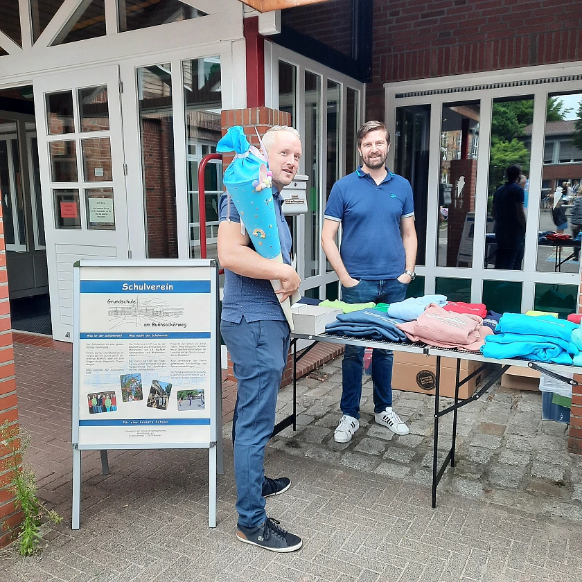 Hier sind Eltern zu sehen, die sich am Stand des Schulvereins über die Schule informieren.