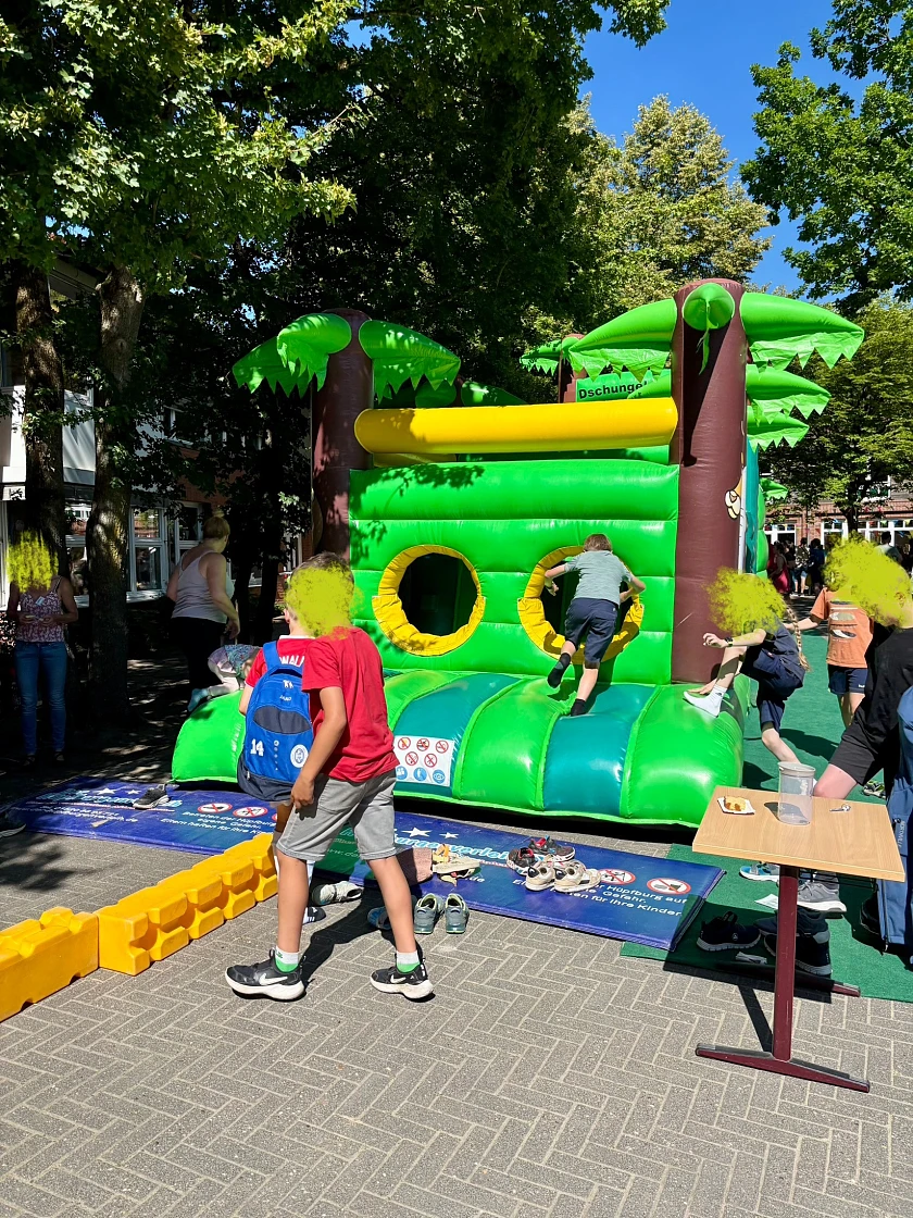 Hier ist die große Hüpfburg zu sehen, die auf dem Schulhof stand.
