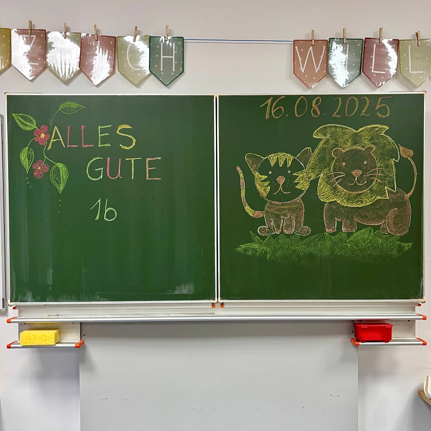Hier ist eine Schultafel mit einem Willkommensgruß zu sehen.