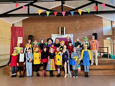 Hier ist ein Bild des Kollegiums in Verkleidung zu sehen.