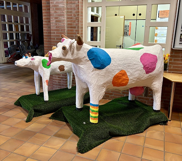 Hier ist eine Kuh aus Pappmaché zu sehen.