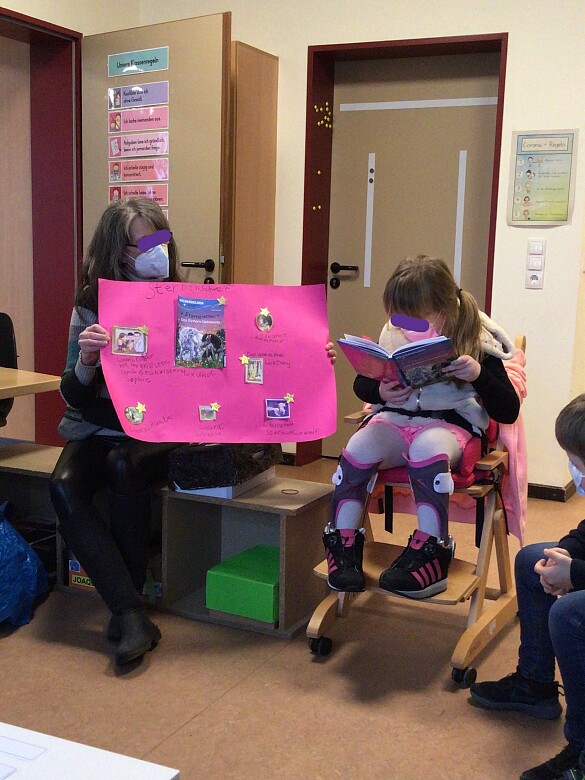 Hier ist eine Schülerin und ihre Assistentin zu sehen.