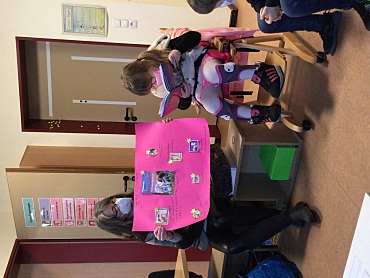 Hier ist ein Mädchen mit ihrer Assistentin zu sehen.