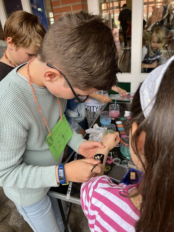 Hier sind Kinder auf dem Schulfest zu sehen.