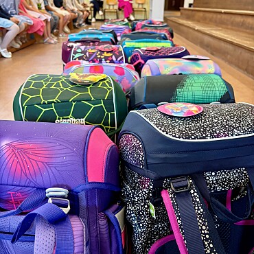 Hier sind viele Schulranzen zu sehen.