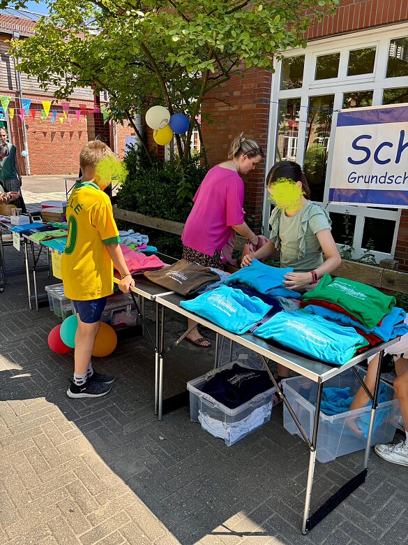 Auf dem Bild ist ein Stand des Schulvereins zu sehen.