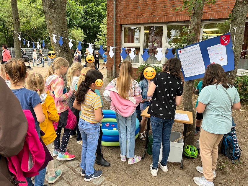 Hier ist ein Spielestand auf dem Sommerfest zu sehen.