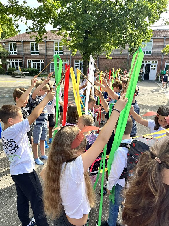 Hier ist ein Bild der Einschulungsfeier zu sehen.